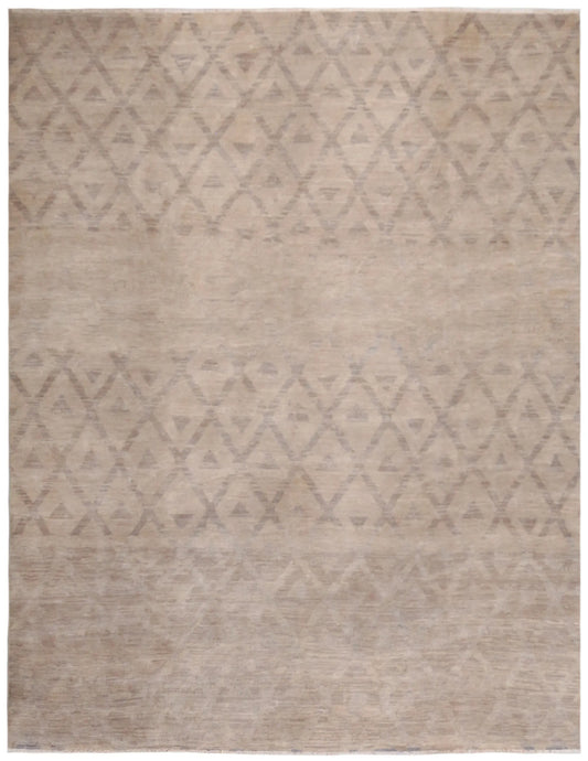Sandfarbener Wollteppich mit Rautenbändern, 315 × 241 cm – Gesamtansicht