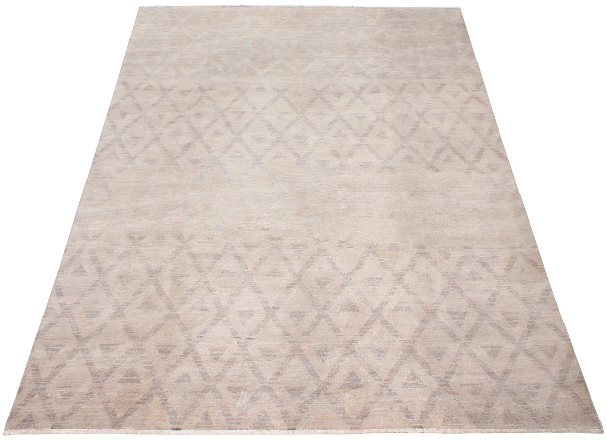 Sandfarbener Wollteppich mit Rautenbändern, 315 × 241 cm – Produktansicht 2