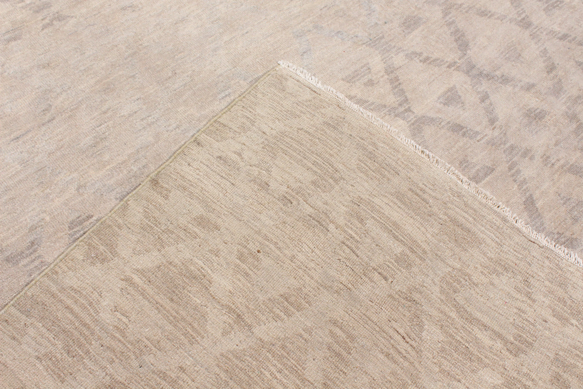Sandfarbener Wollteppich mit Rautenbändern, 315 × 241 cm – Produktansicht 5