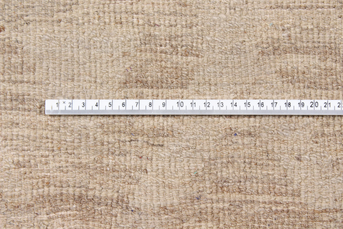 Sandfarbener Wollteppich mit Rautenbändern, 315 × 241 cm – Produktansicht 6