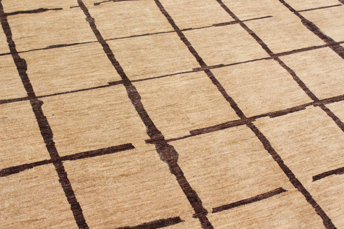 Beiger Orientteppich mit braunem Linienraster, 296 × 240 cm – Produktansicht 4