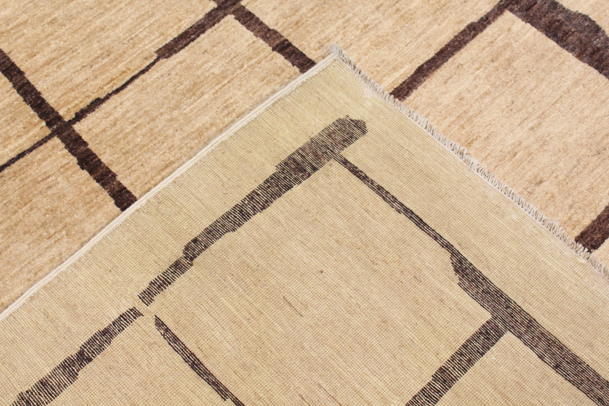 Beiger Orientteppich mit braunem Linienraster, 296 × 240 cm – Produktansicht 5