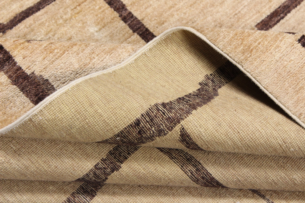 Beiger Orientteppich mit braunem Linienraster, 296 × 240 cm – Produktansicht 7