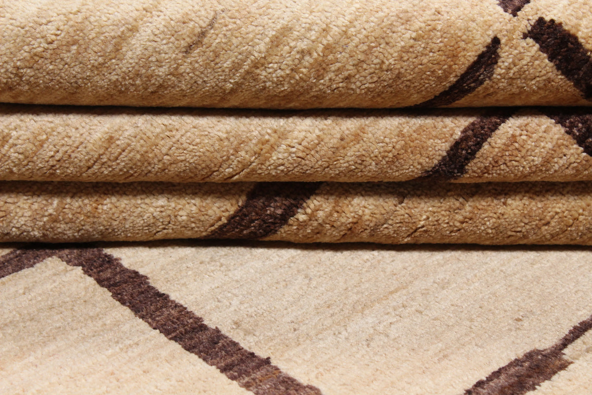 Beiger Orientteppich mit braunem Linienraster, 296 × 240 cm – Produktansicht 9