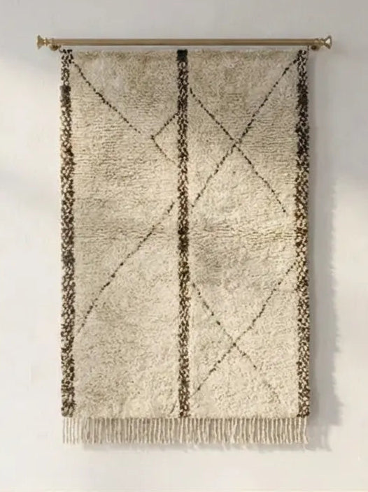 Handgeknüpfter flauschiger Beni Ourain Berber-Teppich in Weiss mit modernem Rautenmuster aus echter Schafwolle.