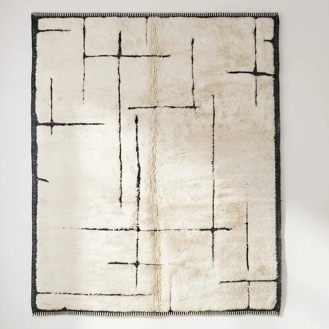 Beni Ourain Wollteppich „Plus“ mit schwarzen geometrischen Linien auf hellem Grund