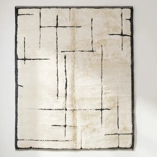 Beni Ourain Wollteppich „Plus“ mit schwarzen geometrischen Linien auf hellem Grund