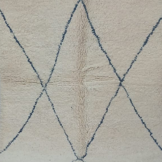 Unregelmäßiges schwarzes Rautenmuster auf cremefarbenem Teppich MF-001