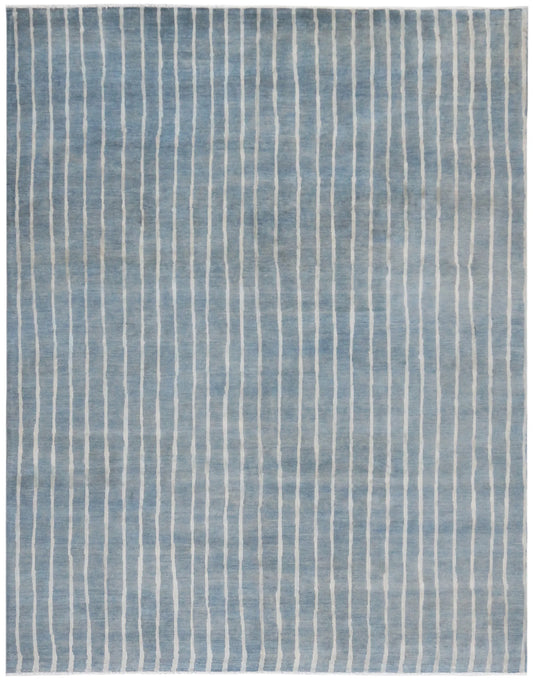 Blaugrauer Wollteppich mit hellen Längsstreifen, 303 × 237 cm – Gesamtansicht