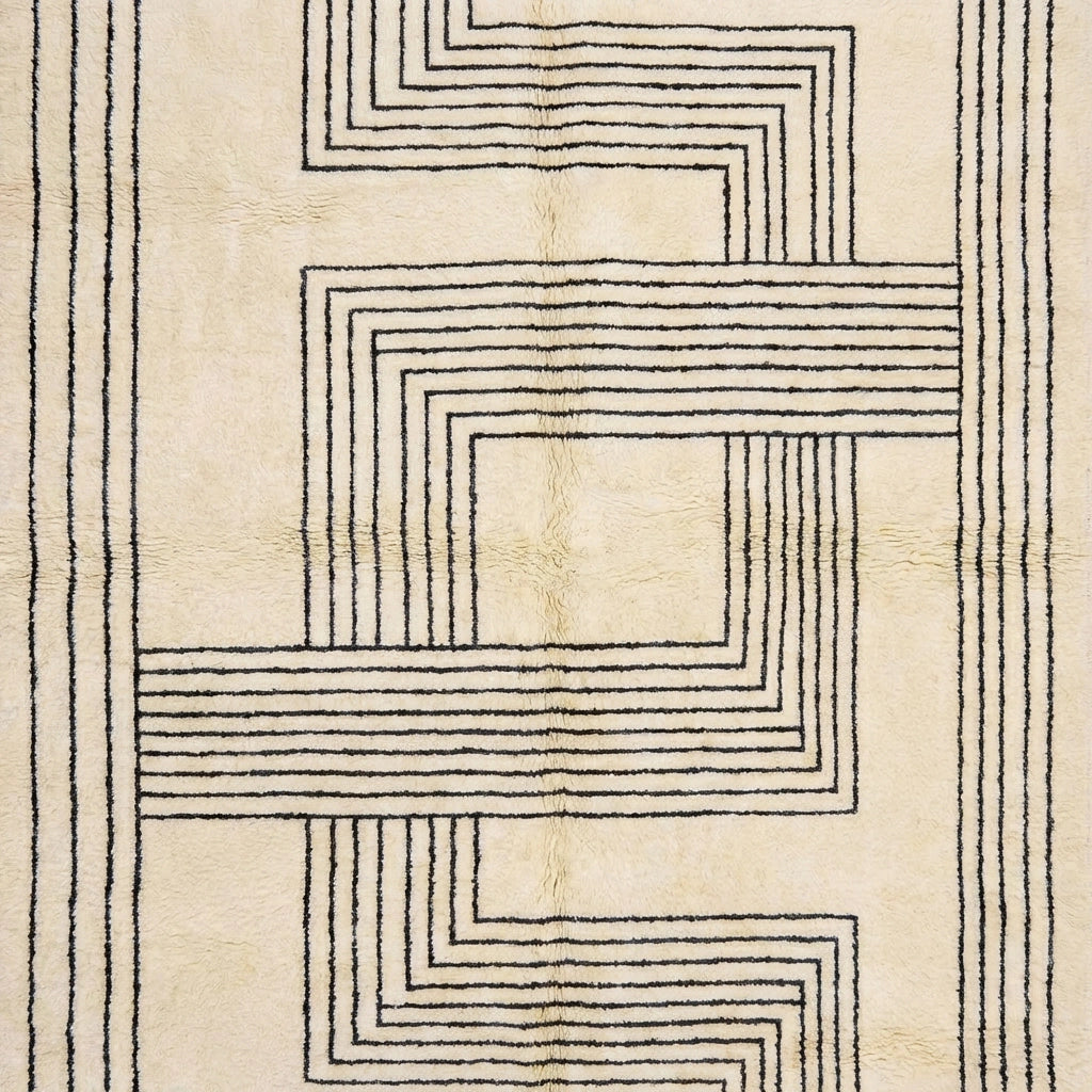 Nahaufnahme des geometrischen Mäander- und Labyrinth-Musters auf dem flauschigen Flor des cremefarbenen Beni Ourain Berber-Teppichs