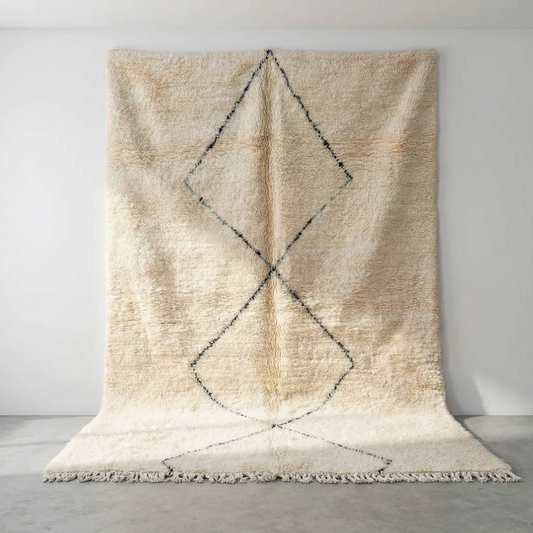 Handgeknüpfter Beni Ourain Berber-Teppich Rhombus in Creme mit einer großen, schwarzen geometrischen Raute aus reiner Schurwolle