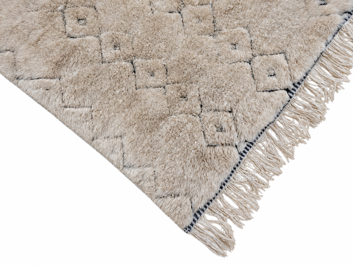 Beni Ourain Teppich Beige mit Rauten – 415 × 275 cm – Detail von Struktur und Teppichkante