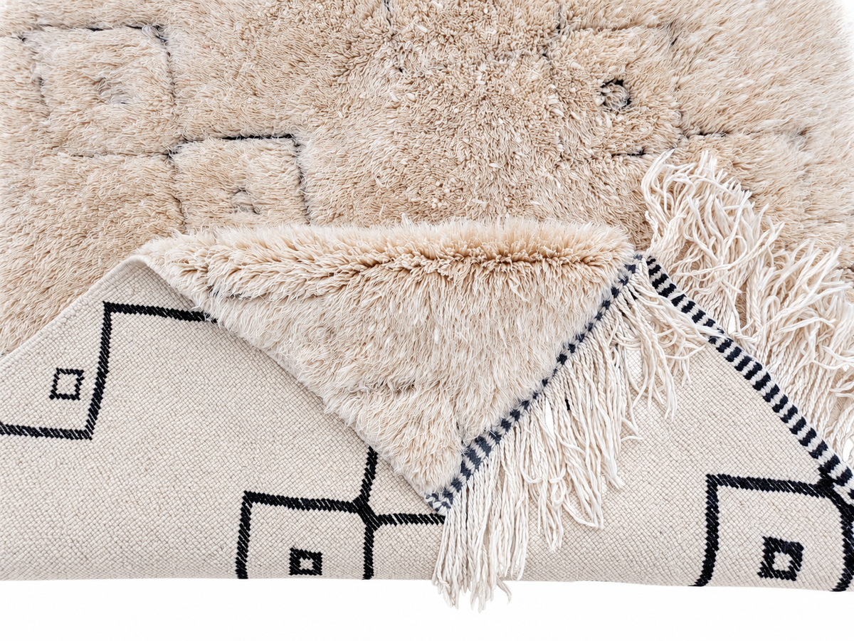 Beni Ourain Teppich Beige mit Rauten – 415 × 275 cm – Detail von Wollflor und Rückseite