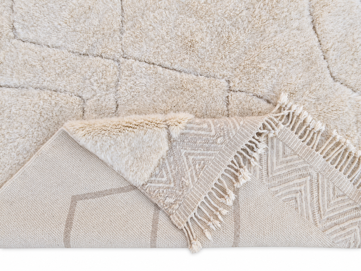 Beni Ourain Teppich Creme mit Rauten und Zickzackbordüre – 345 × 245 cm – Detail der Rückseite und Verarbeitung
