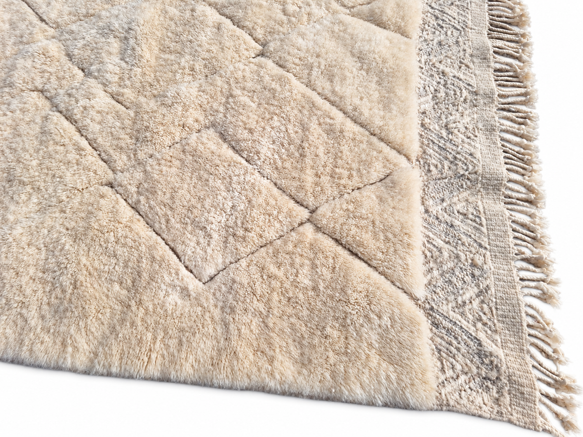 Beni Ourain Teppich Creme mit Rauten und Zickzackbordüre – 345 × 245 cm – Wollstruktur und Musterdetail
