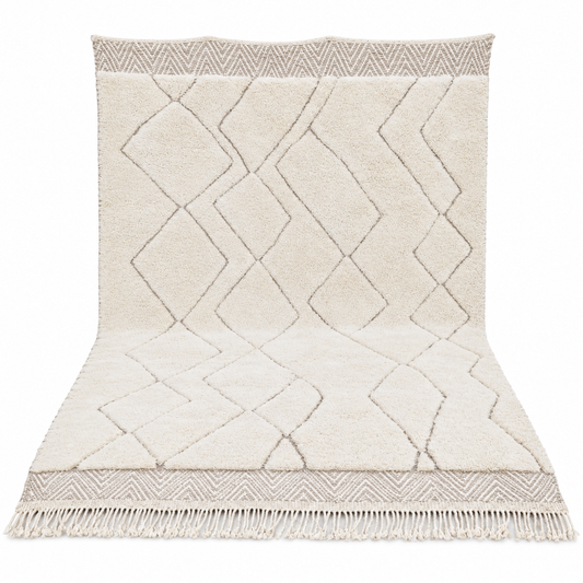 Beni Ourain Teppich Creme mit Rauten und Zickzackbordüre – 345 × 245 cm – Gesamtansicht auf weißem Hintergrund
