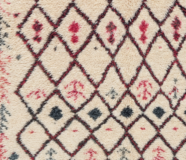 Detail of Cream Vintage Beni Ourain Rug with Black and Rose Diamonds, 240 × 150 cm.