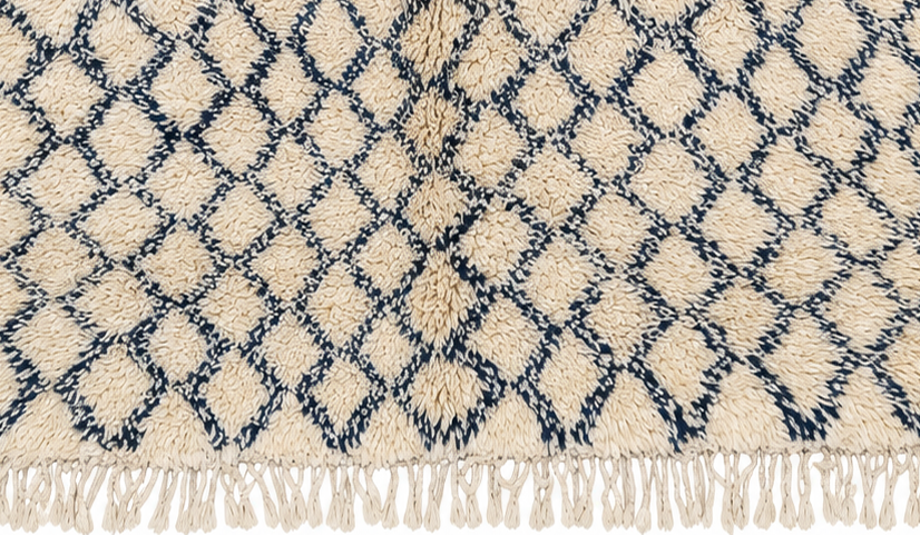 Beni Ourain Vintage Teppich Cremeweiß mit dunklem Rautennetz, 300 × 260 cm, MF-068 – Detailausschnitt von Kante und Fransen