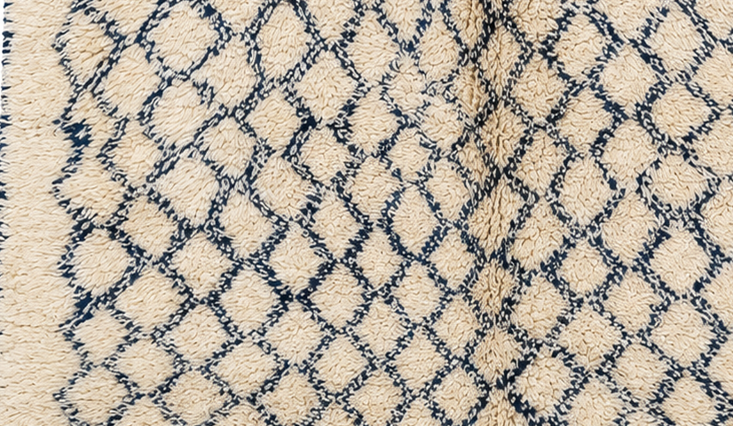 Beni Ourain Vintage Teppich Cremeweiß mit dunklem Rautennetz, 300 × 260 cm, MF-068 – Detailausschnitt der Oberfläche