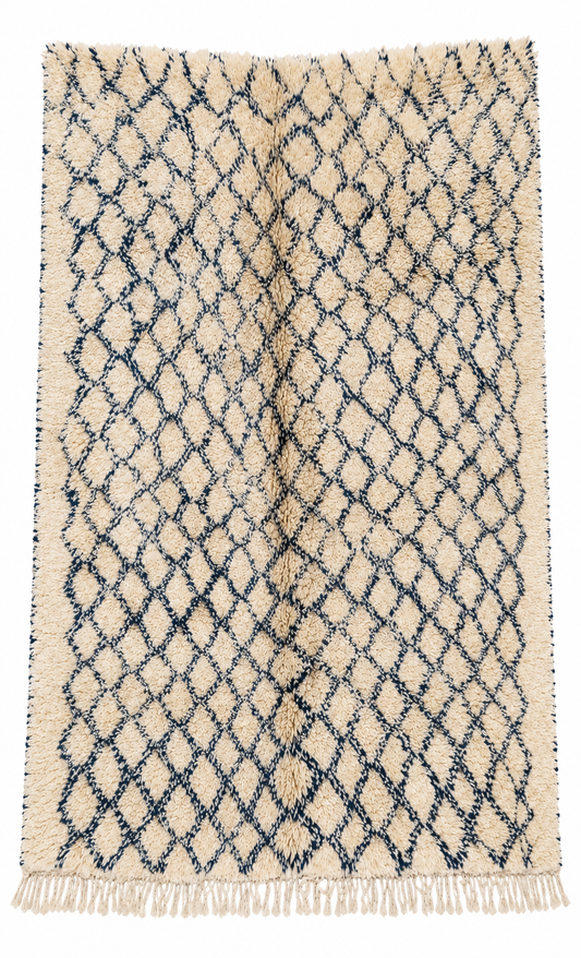 Beni Ourain Vintage Teppich Cremeweiß mit dunklem Rautennetz, 300 × 260 cm, MF-068 – Gesamtansicht auf weißem Hintergrund
