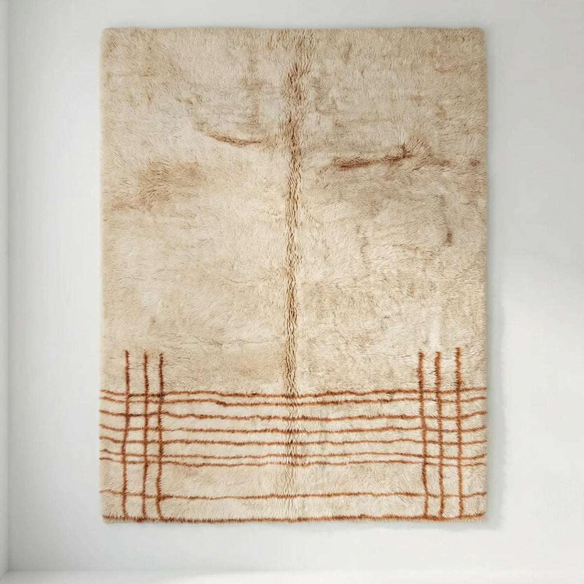 Handgeknüpfter flauschiger Beni Ourain Berber-Teppich in Beige und Braun mit modernem -Muster.“