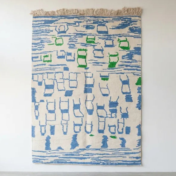 Moderner handgeknüpfter Berberteppich nach Maß mit abstraktem blau-grünem Muster aus 100% Atlas-Wolle als exklusiver Wandteppich und Design-Wollteppich von Tislit

