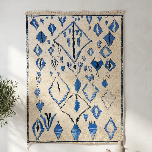 Handgeknüpfter cremeweißer Berber-Teppich nach Maß mit blauen Rauten und traditionellen marokkanischen Stammes-Symbolen aus 100% Atlas-Wolle von Tislit
