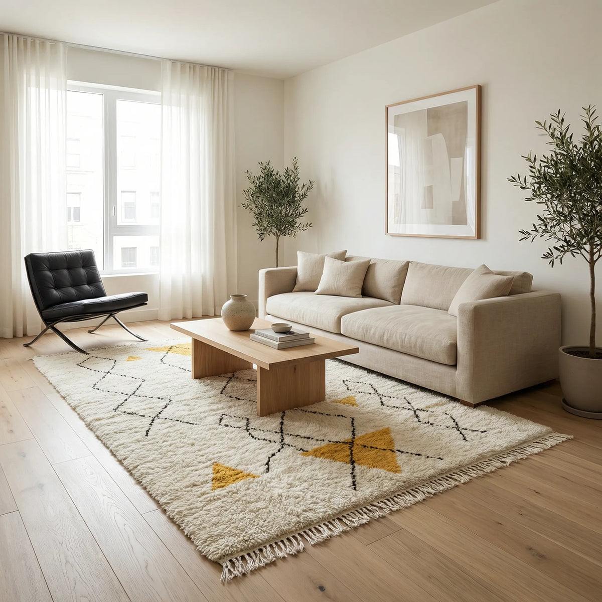 Beni Ourain 200x300, in modernem Wohnzimmer mit beigen Sofa 