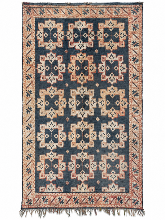 Blauer Vintage Berberteppich mit cremefarbenen Medaillons aus Marokko, 310 × 167 cm, Gesamtansicht vor weißem Hintergrund.