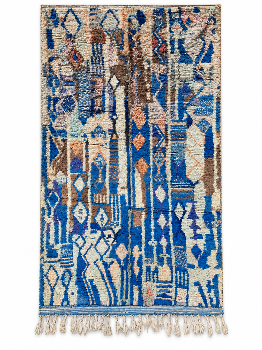 Blauer Vintage Teppich mit länglichen geometrischen Motiven aus Marokko, 260 × 157 cm, Gesamtansicht vor weißem Hintergrund.