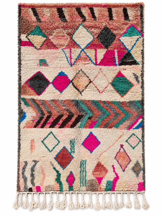 Bunter Vintage Teppich mit Rauten auf hellem Grund aus Marokko, 245 × 150 cm, Gesamtansicht vor weißem Hintergrund.