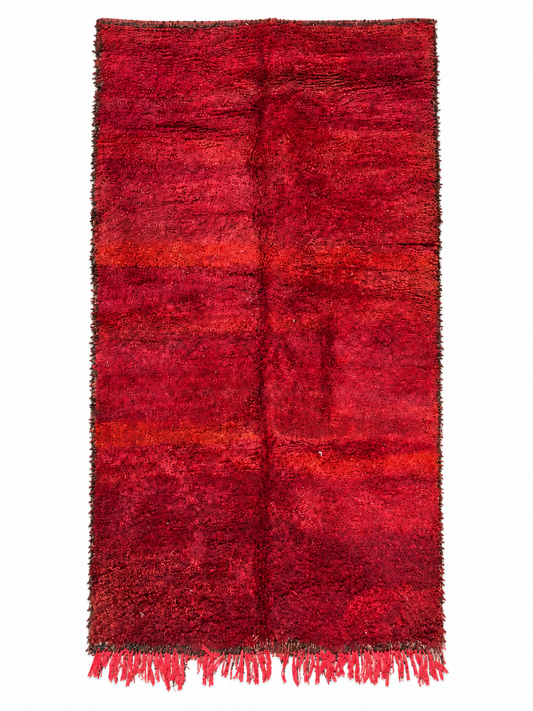 Dunkelroter Vintage Teppich mit tonigen Farbbändern aus Marokko, 320 × 190 cm, Gesamtansicht vor weißem Hintergrund.