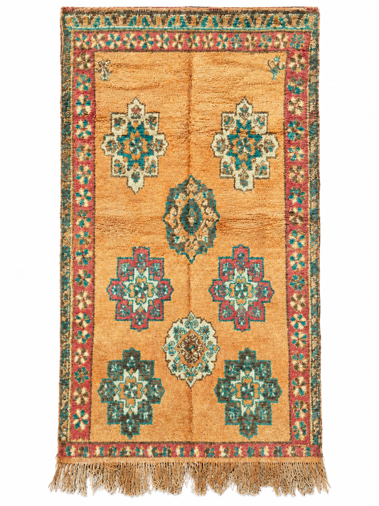 Goldbeiger Vintage Teppich mit grünen Medaillons aus Marokko, 370 × 170 cm, Gesamtansicht vor weißem Hintergrund.