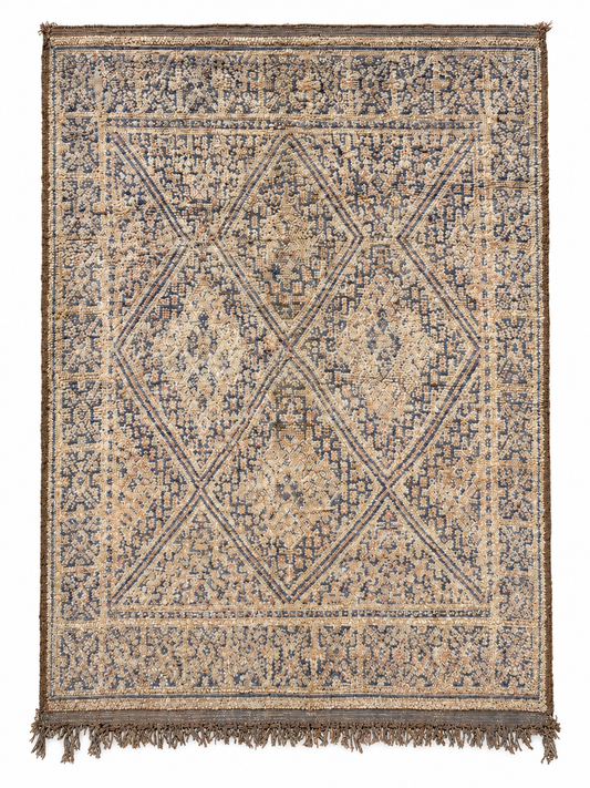 Graubeiger Vintage Teppich mit großem Rautenfeld aus Marokko, 300 × 210 cm, Gesamtansicht vor weißem Hintergrund.