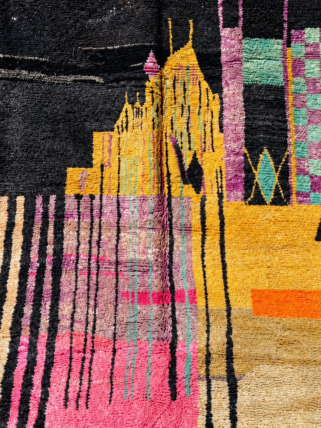 Musterausschnitt: Großer bunter Vintage Teppich mit schwarzem Farbfeld – 360 × 260 cm.