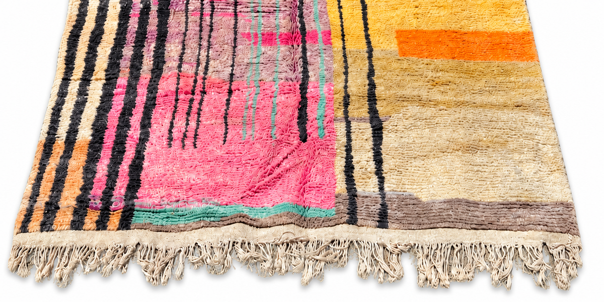 Randausschnitt: Großer bunter Vintage Teppich mit schwarzem Farbfeld – 360 × 260 cm.