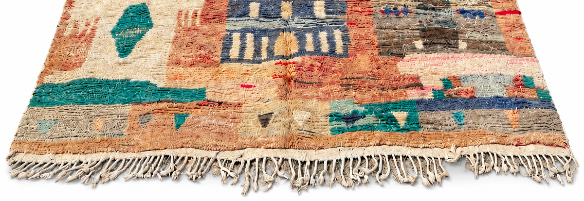 Randausschnitt: Großer Vintage Berberteppich mit abstrakten Symbolen – 400 × 300 cm.