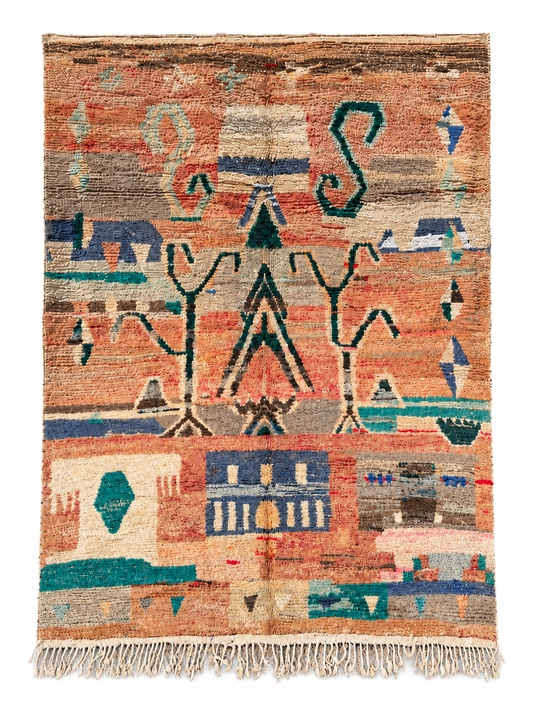 Großer Vintage Berberteppich mit abstrakten Symbolen aus Marokko, 400 × 300 cm, Gesamtansicht vor weißem Hintergrund.