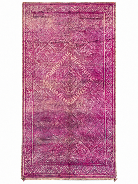 Großer Vintage Teppich in Lila mit feiner Zeichnung aus Marokko, 444 × 210 cm, Gesamtansicht vor weißem Hintergrund.