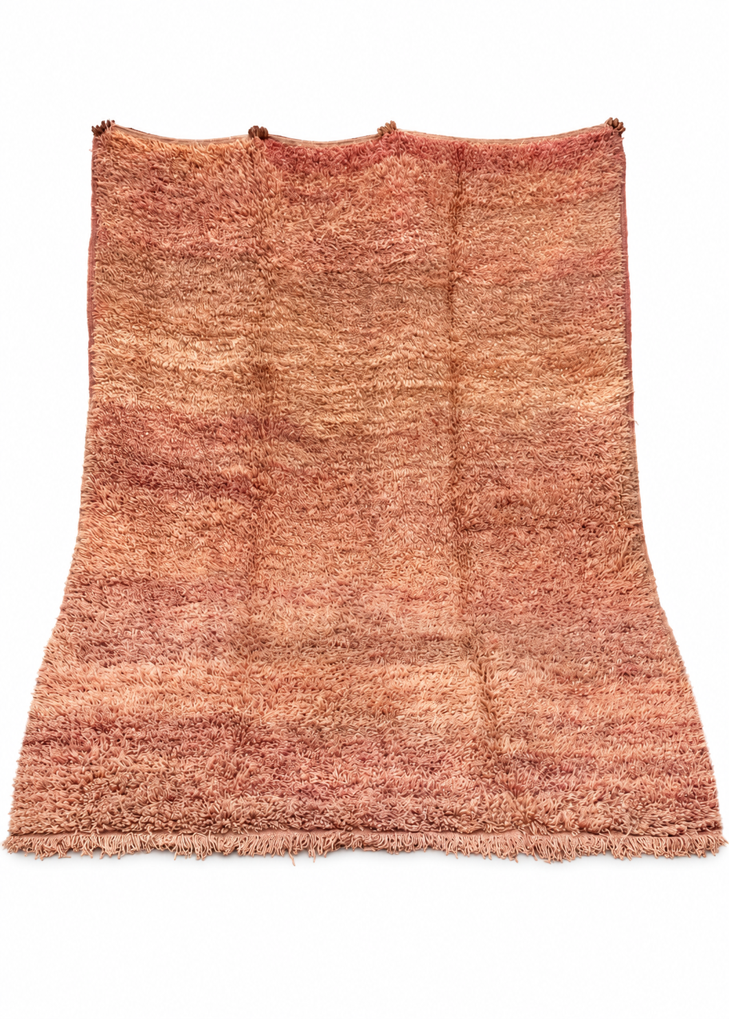 Großer Vintage Teppich Rosé mit ruhiger Patina – 380 × 250 cm – weitere Ansicht mit natürlichem Fall, anhand des Originalfotos aufbereitet.