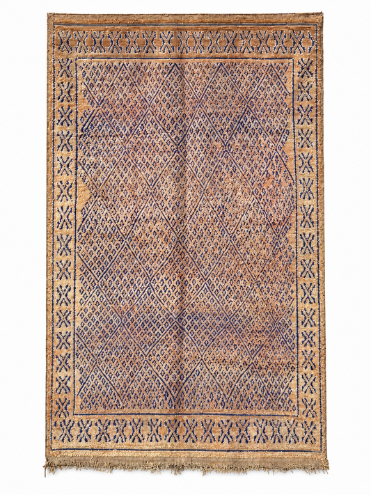 Heller Vintage Teppich mit feinem Muster in Beige und Grau aus Marokko, 330 × 200 cm, Gesamtansicht vor weißem Hintergrund.