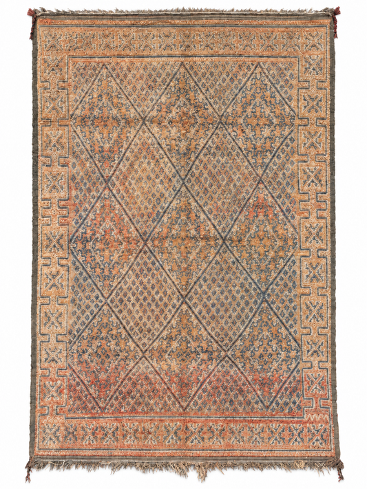 Heller Vintage Teppich mit feinem Rautengitter aus Marokko, 300 × 190 cm, Gesamtansicht vor weißem Hintergrund.
