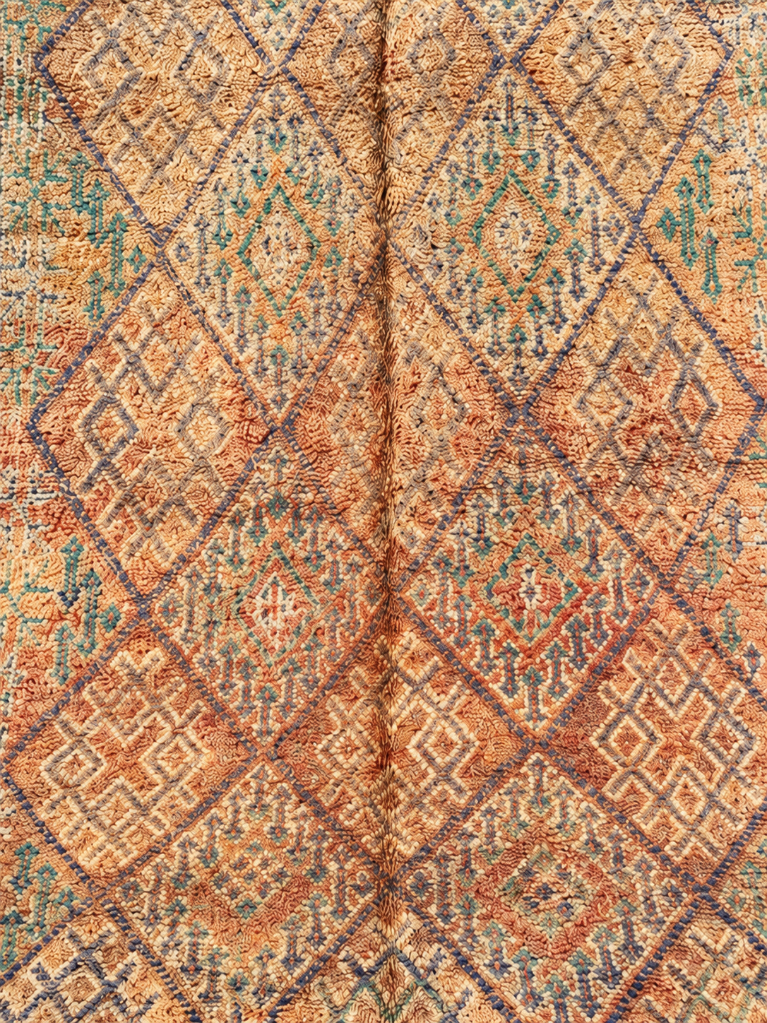 Musterausschnitt: Heller Vintage Teppich mit feinen Rauten in Rosa und Grau – 340 × 170 cm.