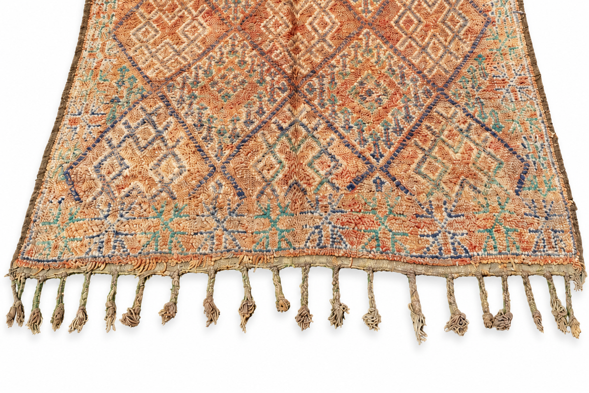 Randausschnitt: Heller Vintage Teppich mit feinen Rauten in Rosa und Grau – 340 × 170 cm.
