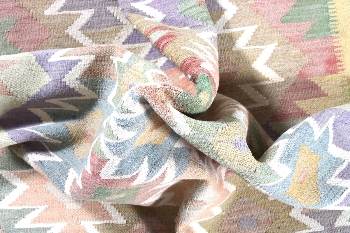 Pastel Jagged Medallion Kilim Rug, 204 × 153 cm — view 7