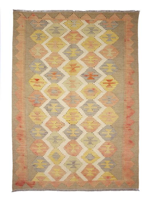 Kelim Teppich mit hellem Rautengitter in Gelb und Rosa, 213 × 139 cm, KT-29806 – Gesamtansicht