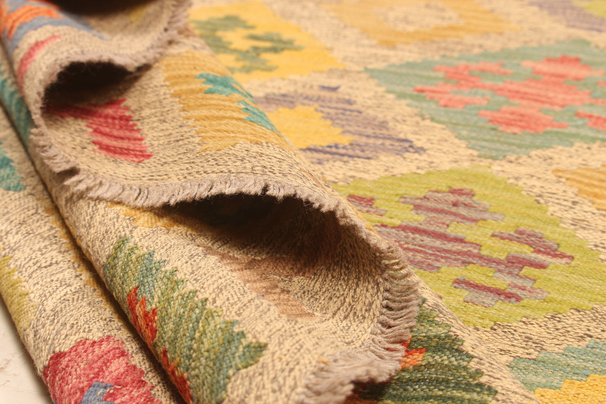 Light Ground Diamond Grid Kilim Rug, 298 × 196 cm — view 4