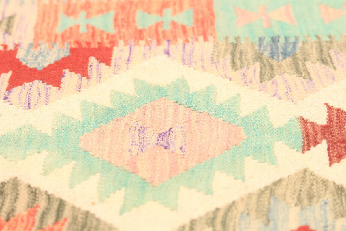 Light Kilim Rug with Pink and Green Diamonds, 298 × 192 cm — view 3