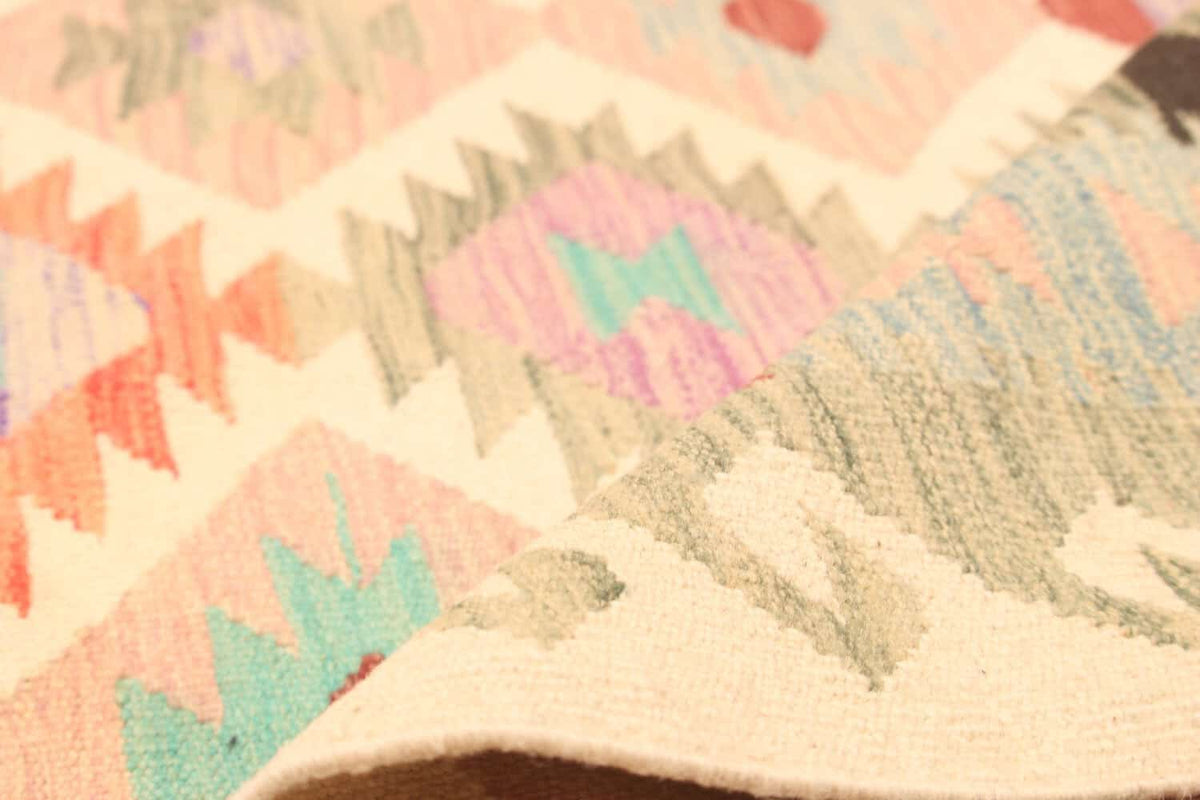 Light Kilim Rug with Pink and Green Diamonds, 298 × 192 cm — view 5