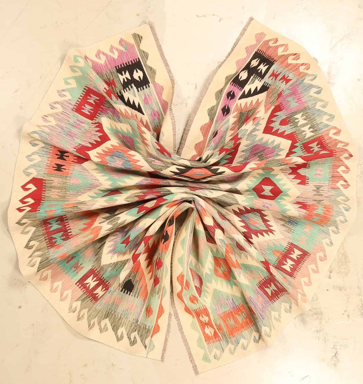 Light Kilim Rug with Pink and Green Diamonds, 298 × 192 cm — view 8